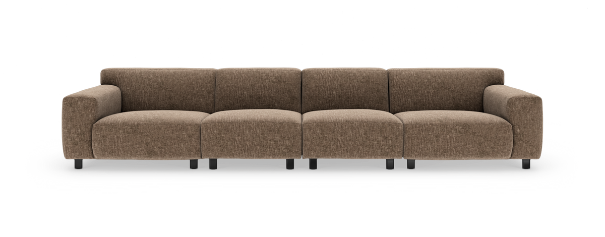 Brun modulsofa med fire siddepladser i tekstil, frontvisning mod hvid baggrund.