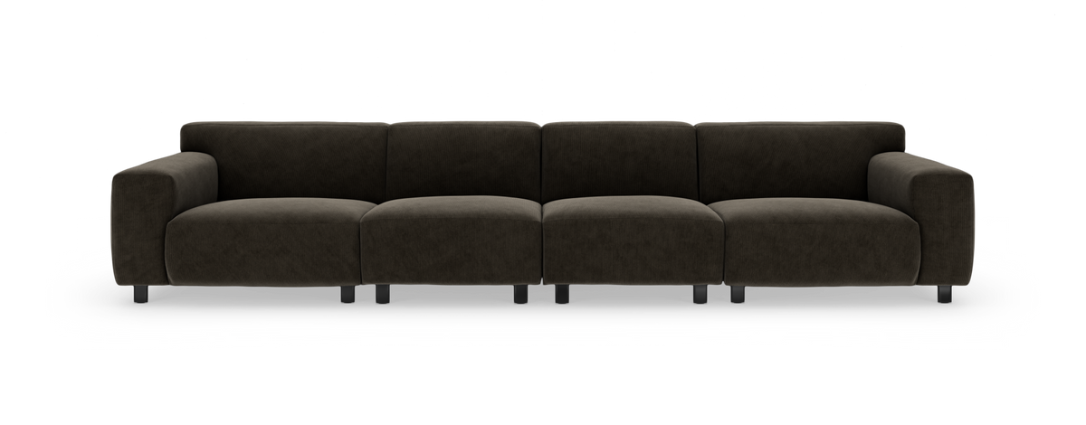 Modulær mørkebrun 4‑personers sofa i bred fløjl, frontvisning på hvid baggrund med lave sorte ben.
