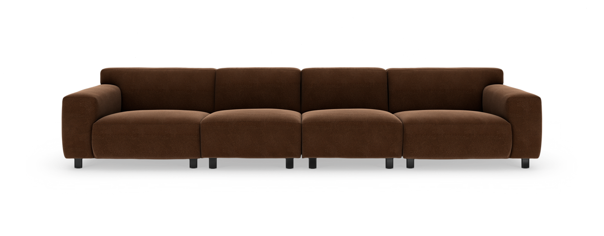 Brun modulsofa i stof med fem sæder, frontvisning på hvid baggrund.