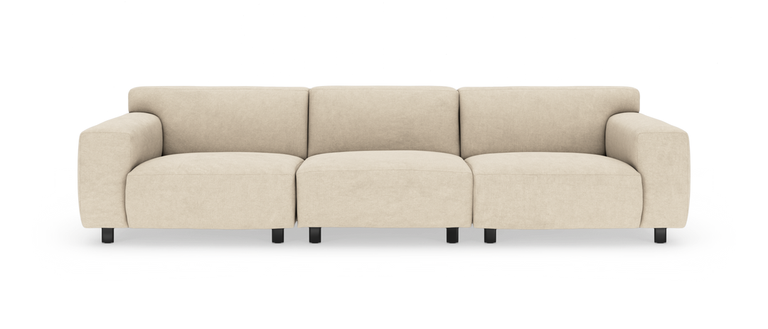 Beige 3-personers sofa med brede armlæn, frontvisning på hvid studiobaggrund.