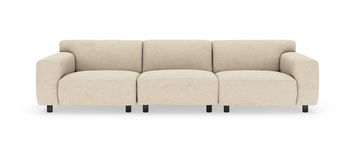 Beige 3-personers sofa med brede armlæn, frontvisning på hvid studiobaggrund.