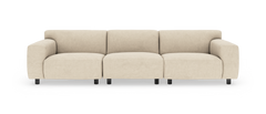 Beige 3-personers sofa med brede armlæn, frontvisning på hvid studiobaggrund.