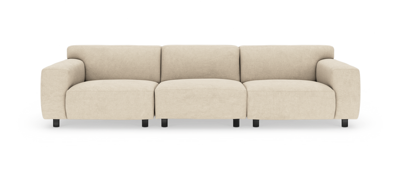 Beige 3-personers sofa med brede armlæn, frontvisning på hvid studiobaggrund._ps
