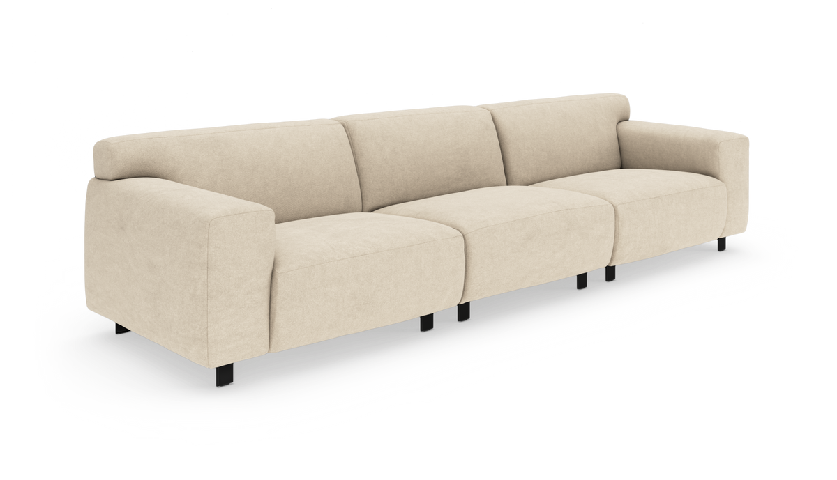 Beige firesæders modulsofa med brede armlæn og sorte ben, frilagt på hvid baggrund.