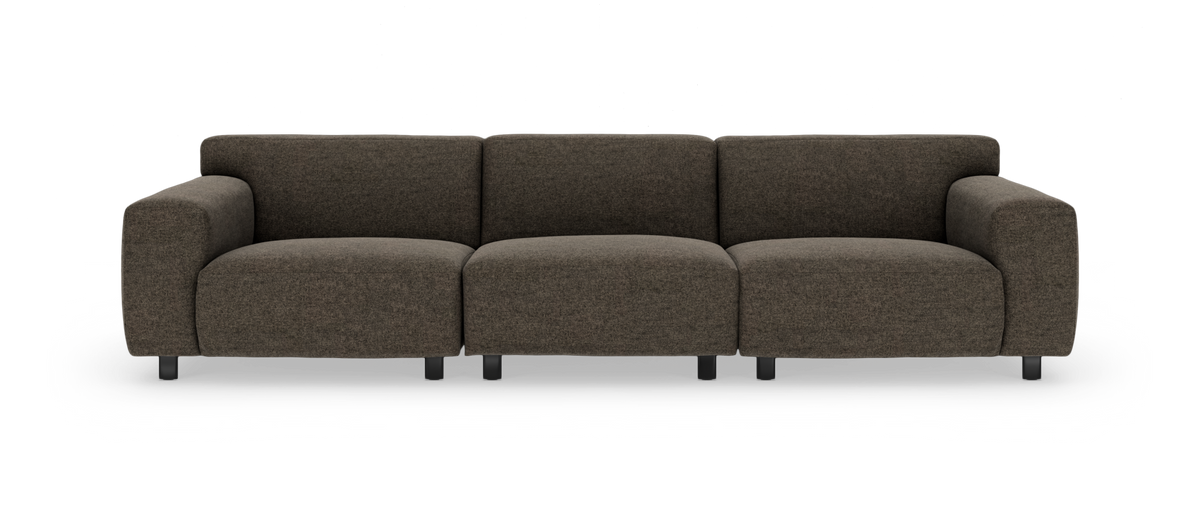 Mørkebrun 3-personers sofa med afrundede former, fritstående på hvid baggrund.