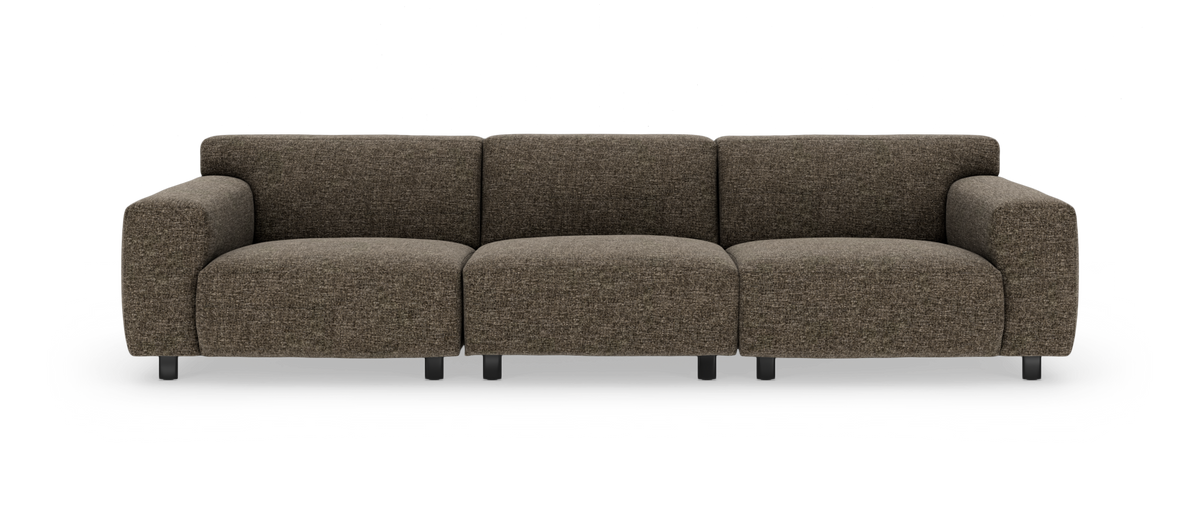 Brun tre-moduls sofa med afrundede armlæn, fritstående på hvid baggrund.