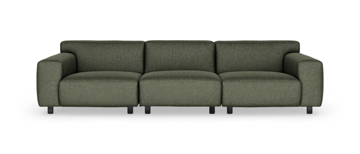 Grøn tresæders sofa med brede armlæn på hvid baggrund.