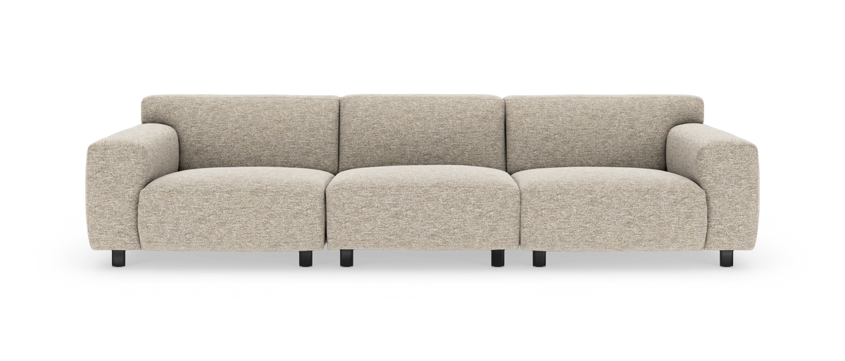 Beige modulsofa med tre pladser og afrundede armlæn i tekstil, fritlagt på hvid baggrund.