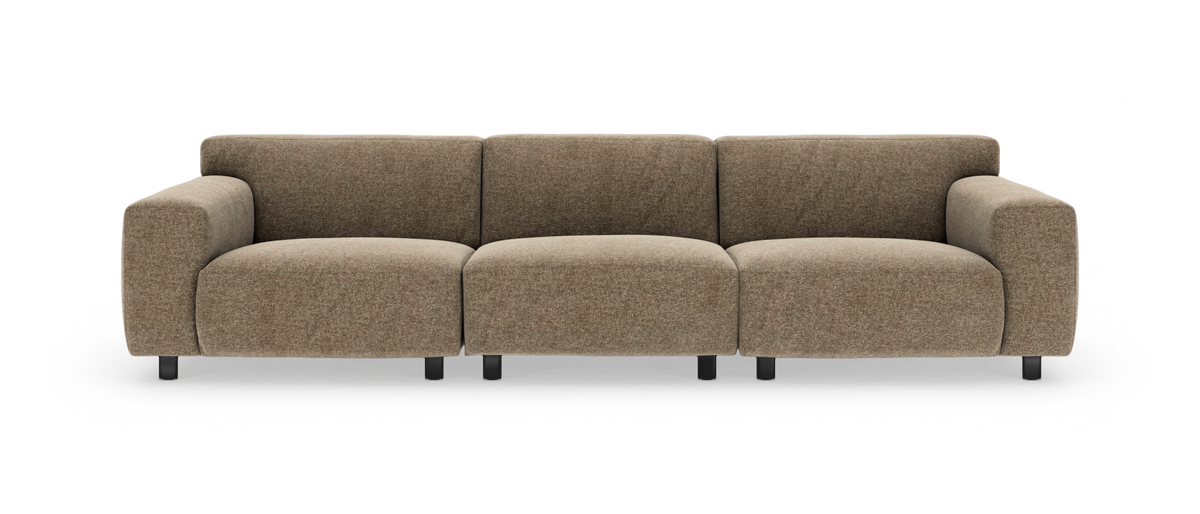 Brun, moderne 3-personers modulsofa i stof med bløde, afrundede former og sorte ben, fritlagt på hvid baggrund.