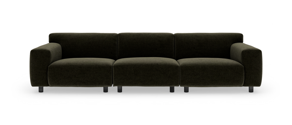 Mørkegrøn 3-personers sofa med brede armlæn og korte metalben på hvid baggrund.