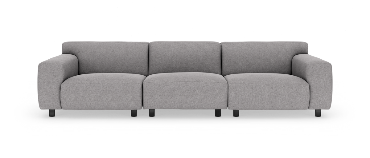 Grå 3‑personers sofa set direkte forfra, frilagt på hvid baggrund med brede armlæn og lav profil.
