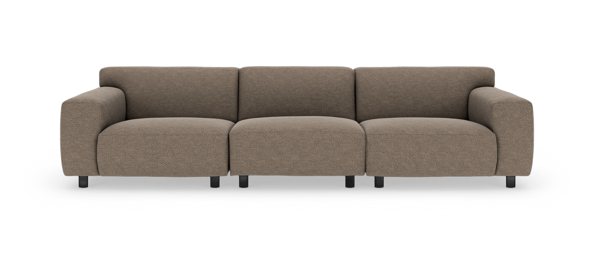 Brun, modulær 3-personers sofa med afrundede former og korte sorte ben, fritlagt på hvid baggrund.