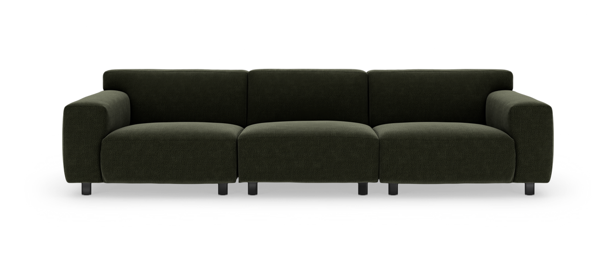 Mørkegrøn tresædet modulsofa med brede armlæn, set forfra mod hvid baggrund.