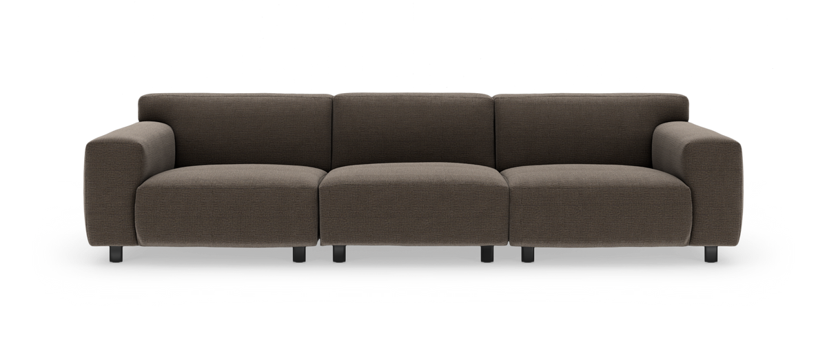 Mørkebrun 3-personers sofa i tekstil med brede armlæn, frilagt på hvid baggrund.