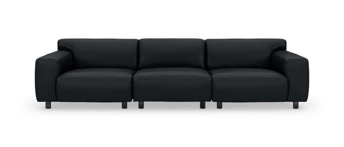 Sort 3-personers sofa på hvid baggrund.