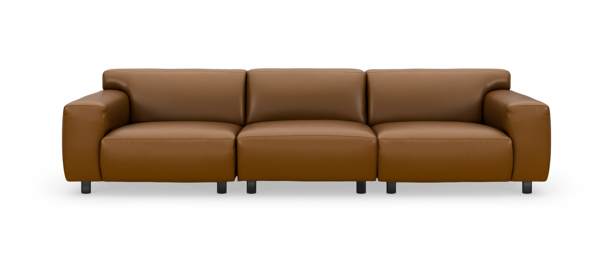Brun tredelt lædersofa med brede armlæn, frilagt på hvid baggrund.