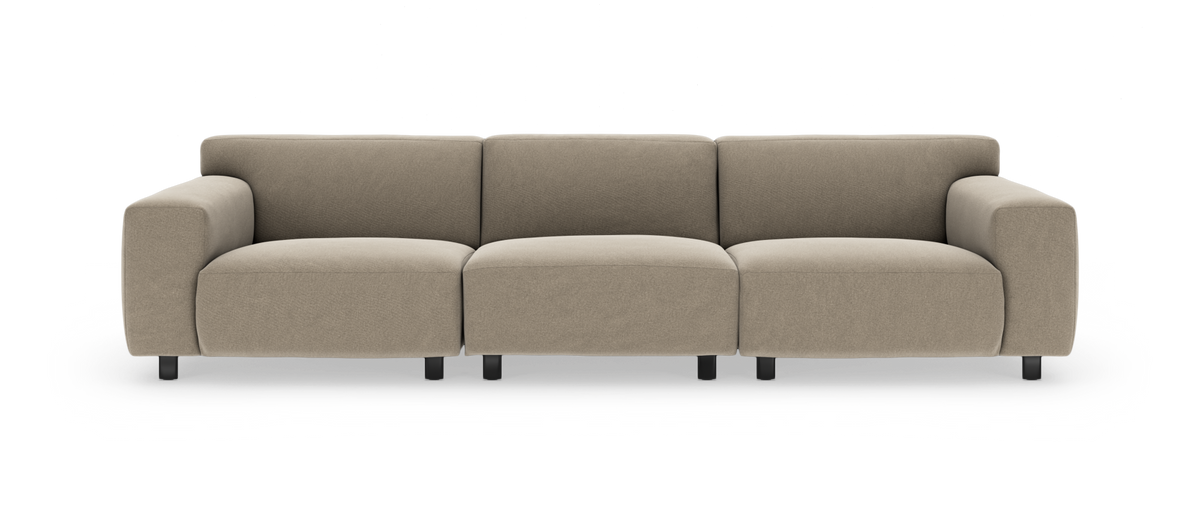 Beige tresæders modulsofa med brede armlæn på hvid baggrund.