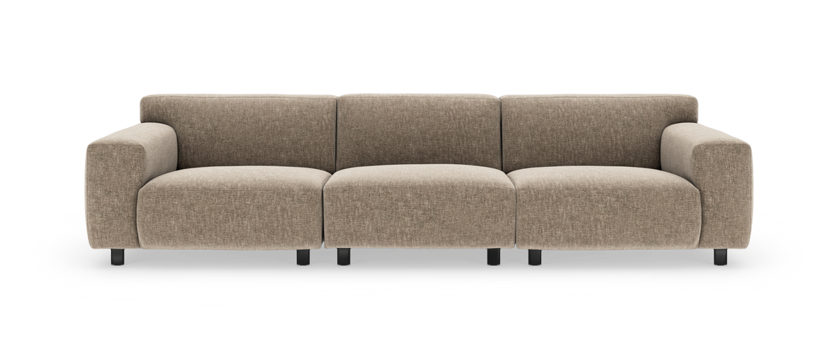 Beige 3-personers modulsofa med brede armlæn, lav ryg og stofbetræk, sorte korte ben, frilagt på hvid baggrund.