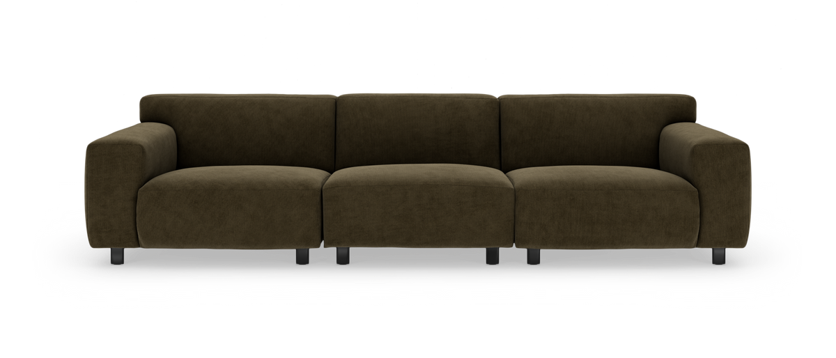 Mørk olivengrøn 3-personers sofa med brede armlæn, modulært design og sorte ben, frilagt på hvid baggrund.