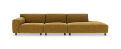 Modulsofa i sennepsgul tekstil med venstre armlæn og højre chaiselong, på metalben, frontvisning i studiemiljø.