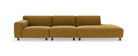 Modulsofa i sennepsgul tekstil med venstre armlæn og højre chaiselong, på metalben, frontvisning i studiemiljø.