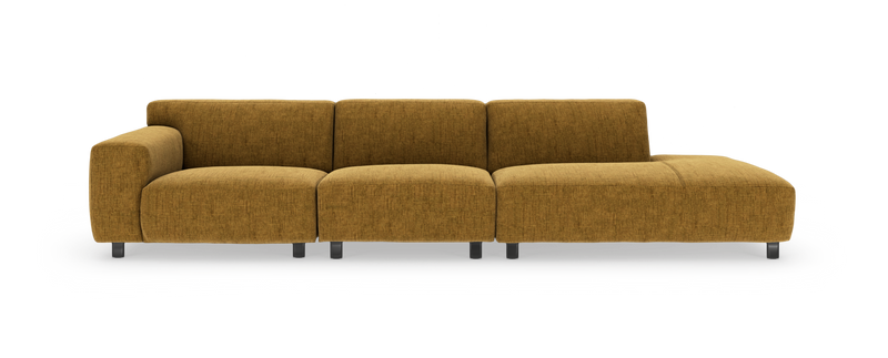 Modulsofa i sennepsgul tekstil med venstre armlæn og højre chaiselong, på metalben, frontvisning i studiemiljø._ps