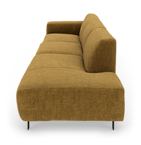 Sennepsgul stofsofa med armlæn i den ene ende, lav ryg og slanke sorte ben, fritlagt på hvid baggrund og set skråt forfra.