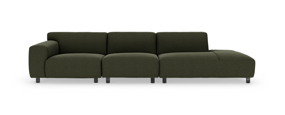 Modulsofa i mørkegrønt stof med højre chaiselong, frilagt på hvid baggrund.