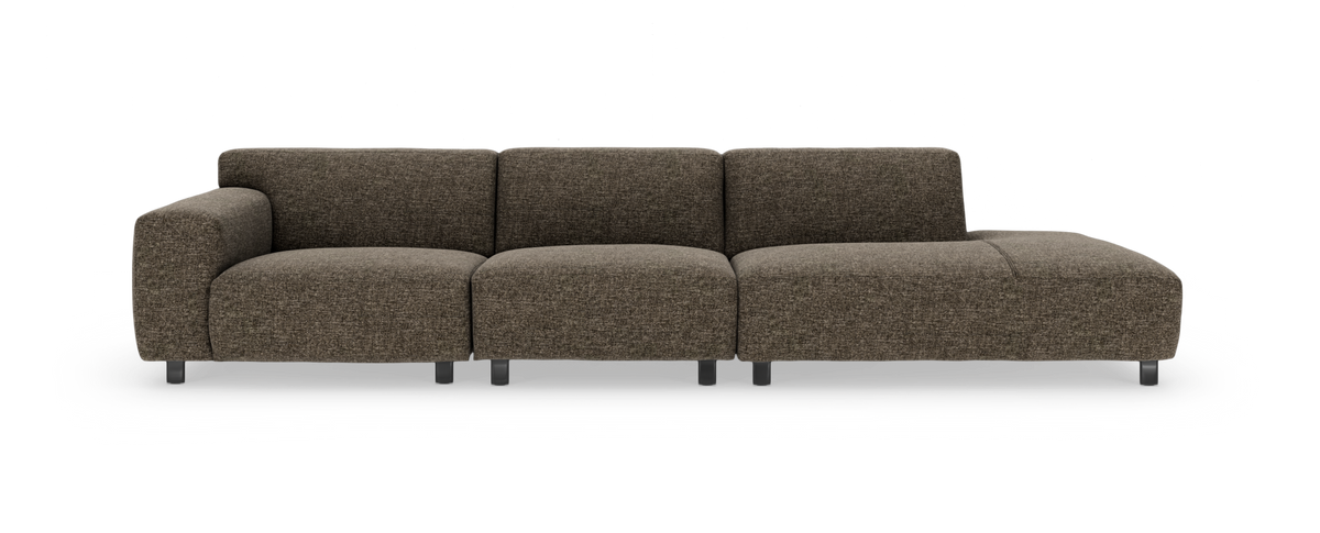 Brun modulsofa med venstre armlæn og chaiselong til højre på hvid baggrund.
