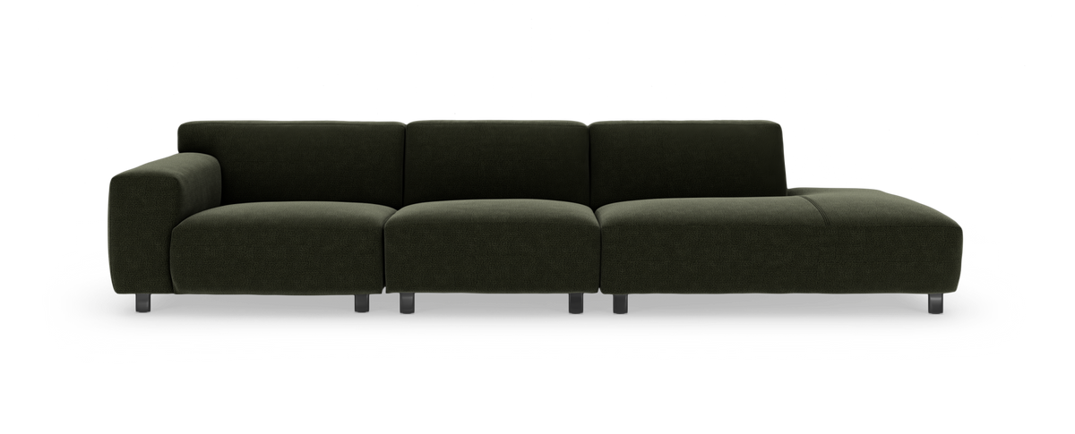 Mørkegrøn modulsofa med chaiselong på højre side, vist forfra på hvid baggrund.