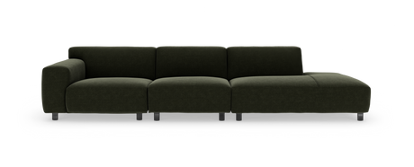 Mørkegrøn modulsofa med chaiselong på højre side, vist forfra på hvid baggrund.