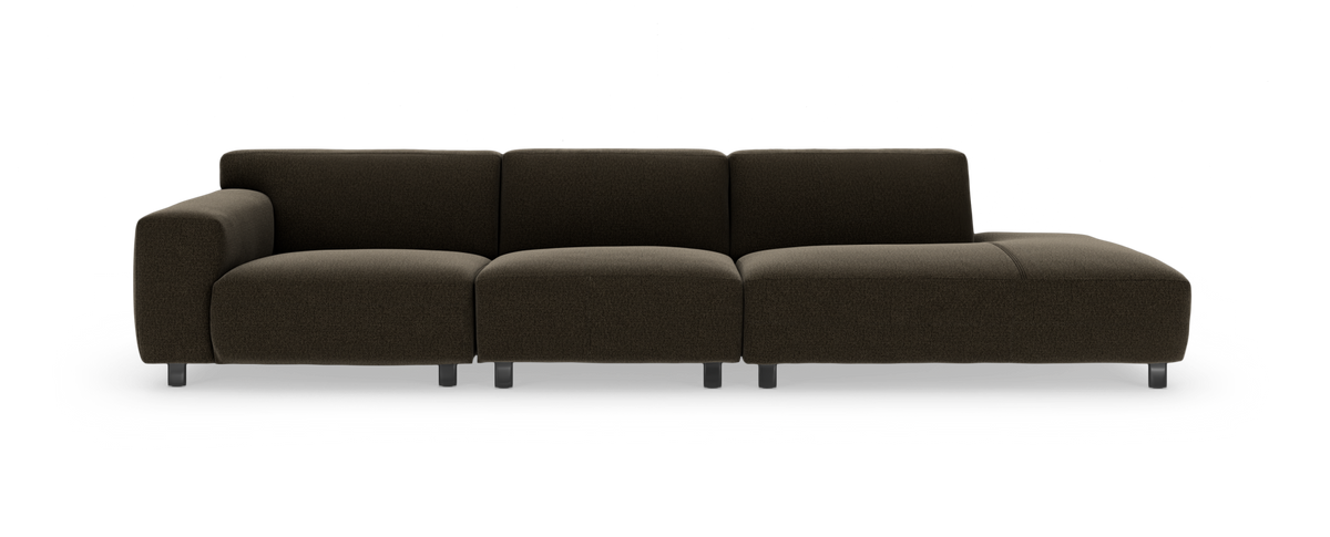 Mørkebrun modulsofa med venstre armlæn og chaiselong på højre side, fritlagt mod hvid baggrund.