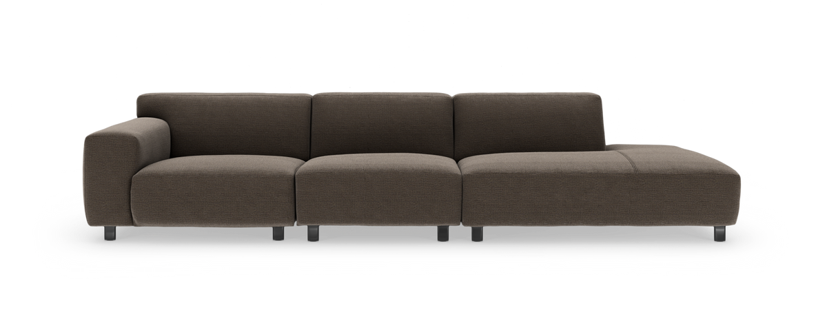 Modulsofa i mørkebrun tekstil med chaiselong til højre, frilagt på hvid baggrund.
