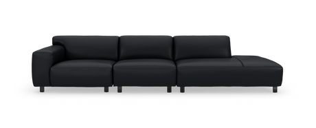Sort modulsofa med venstre armlæn og højre chaiselong i frontvisning på hvid baggrund.