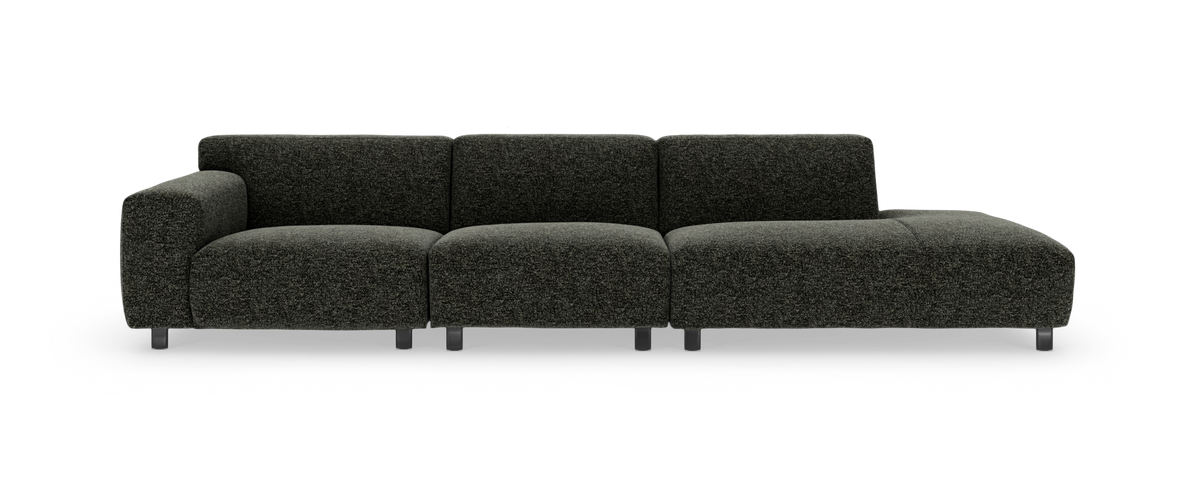 Modulsofa i mørkegrøn meleret tekstil med venstre armlæn og højre chaiselong, fritlagt på hvid baggrund.