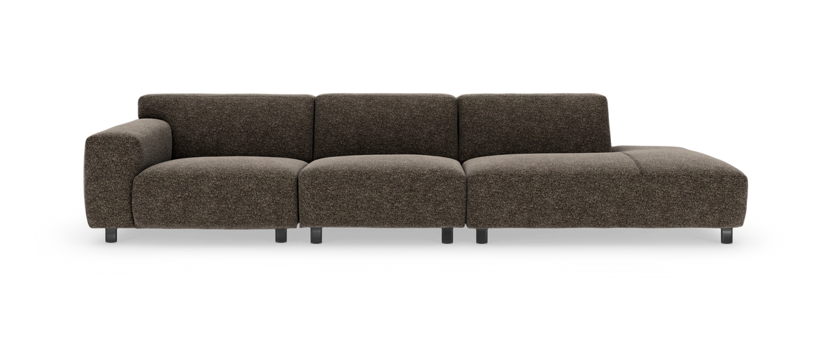 Brun modulsofa i stof med chaiselong til højre, frilagt på hvid baggrund.