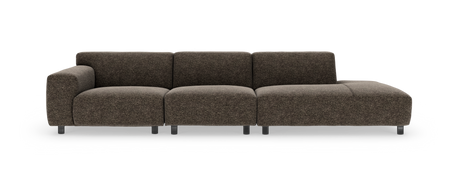 Brun modulsofa i stof med chaiselong til højre, frilagt på hvid baggrund.