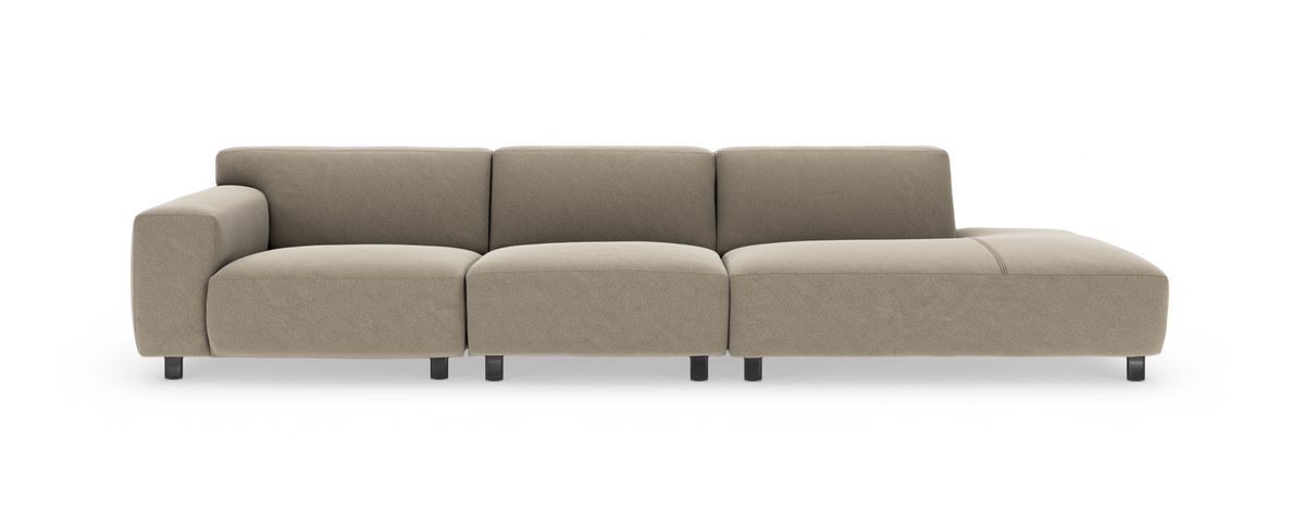 Beige modulsofa med venstre armlæn og højre chaiselong, fire sæder, frontvisning på hvid baggrund.