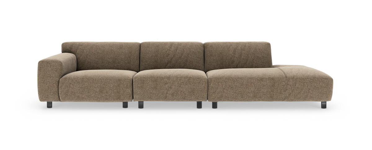 Modulsofa i beige stof med venstre armlæn og højre chaiselong/ottoman, tre sæder på metalben, fritlagt på hvid baggrund.
