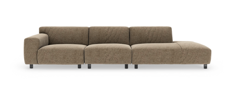 Modulsofa i beige stof med venstre armlæn og højre chaiselong/ottoman, tre sæder på metalben, fritlagt på hvid baggrund.