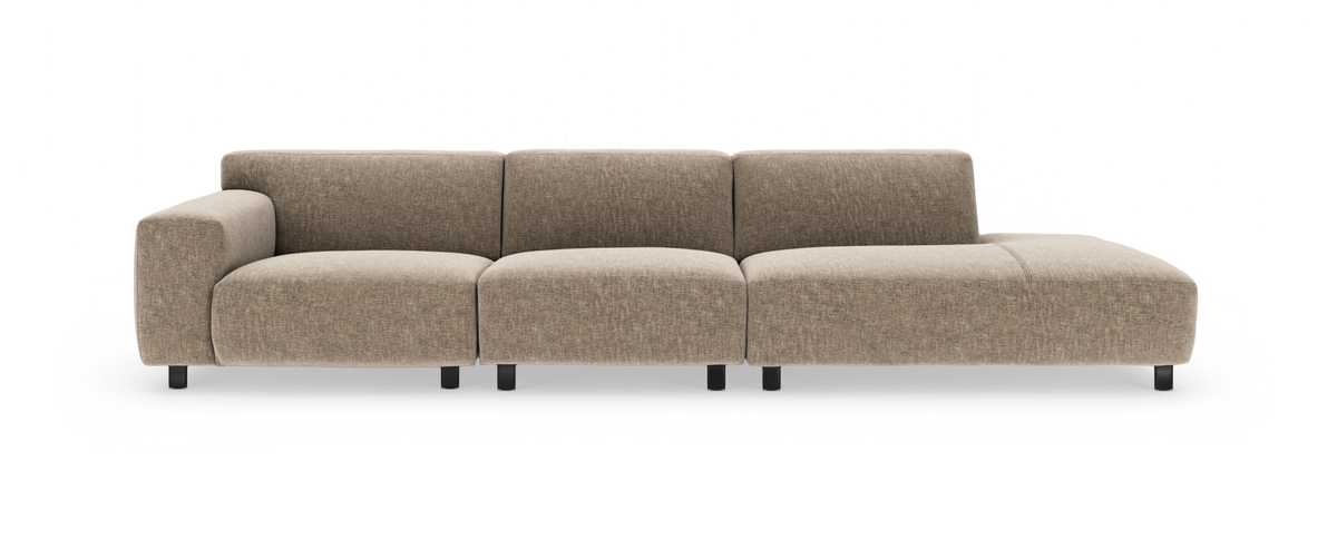 Modulsofa i beige stof med venstre armlæn og chaiselong til højre, fritstående mod hvid studiebaggrund.