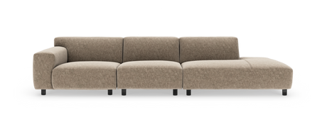 Modulsofa i beige stof med venstre armlæn og chaiselong til højre, fritstående mod hvid studiebaggrund.