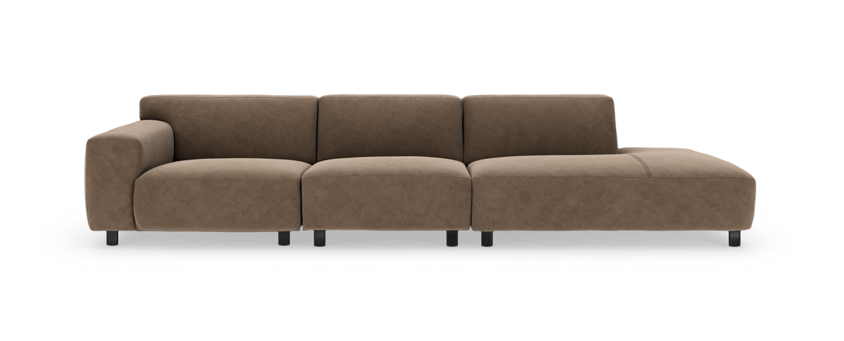 Brun modulsofa med chaiselong til højre, frilagt på hvid baggrund.