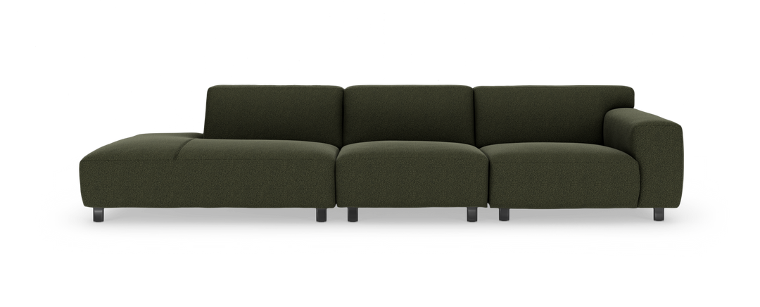 Mørkegrøn modulsofa med venstre chaiselong, højre armlæn og metalben, frilagt på hvid baggrund.