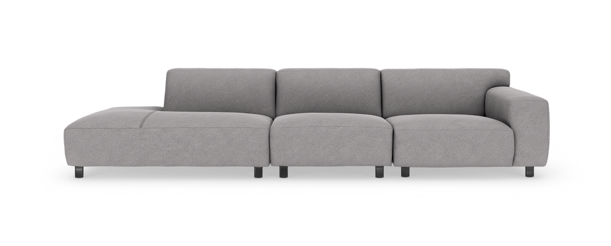Grå modulsofa med venstrevendt chaiselong og højre armlæn, frilagt på hvid baggrund.