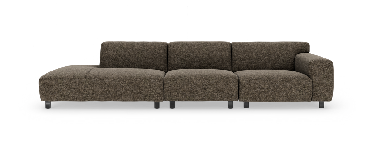 Brun modulsofa i tekstil med venstre chaiselong og højre armlæn på hvid studiebaggrund.