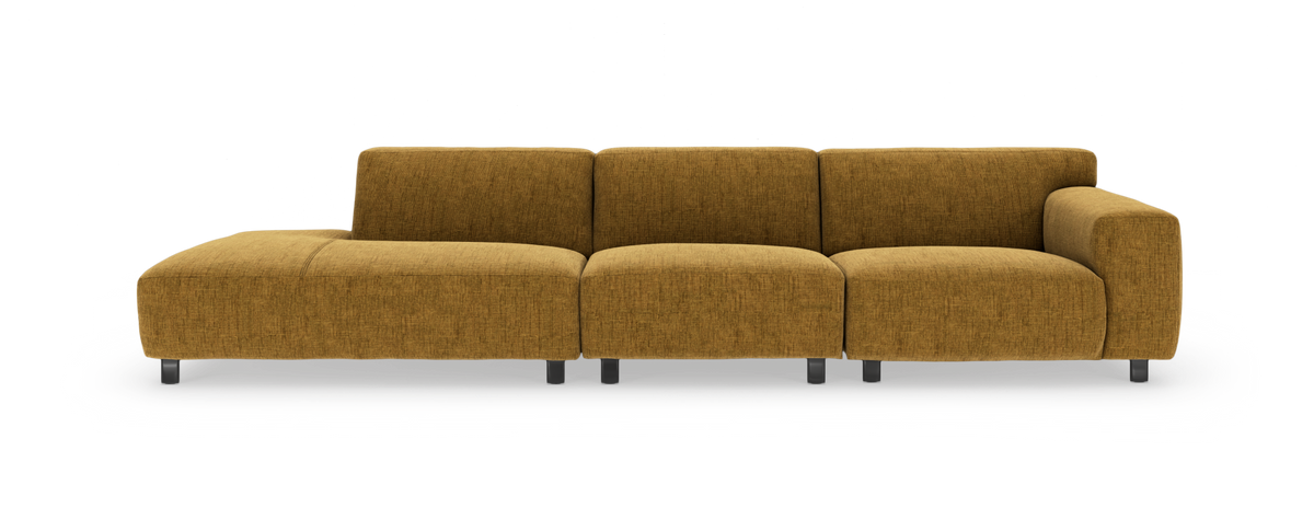 Modulsofa i sennepsgul tekstil med chaiselong til venstre og armlæn til højre, frilagt på hvid baggrund.