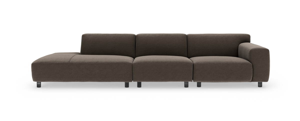 Modulsofa i mørkebrun tekstil med venstrevendt chaiselong og højre armlæn, vist forfra på hvid baggrund.