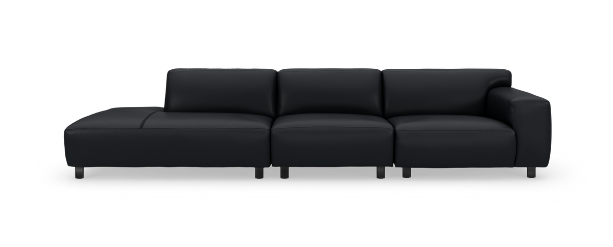 Sort modulsofa i læder med chaiselong til venstre og armlæn til højre, frilagt på hvid baggrund.