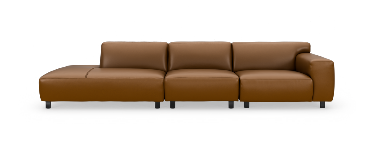 Brun lædersofa med venstre chaiselong og højre armlæn, fritstående på hvid baggrund.